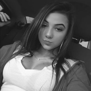 Meet your Posher, Hallee